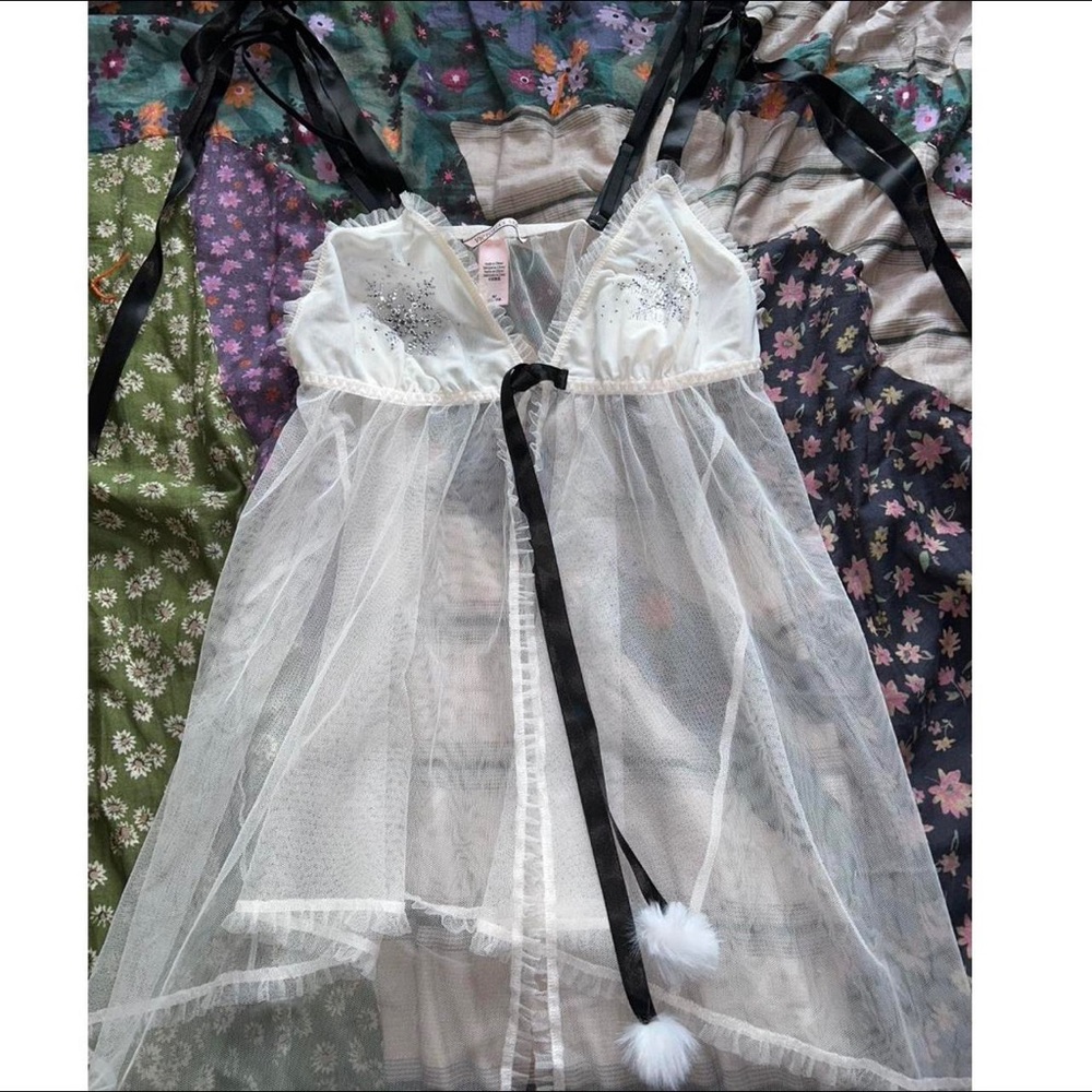 Victoria’s Secret snowflake ruffley lingerie top ! size m